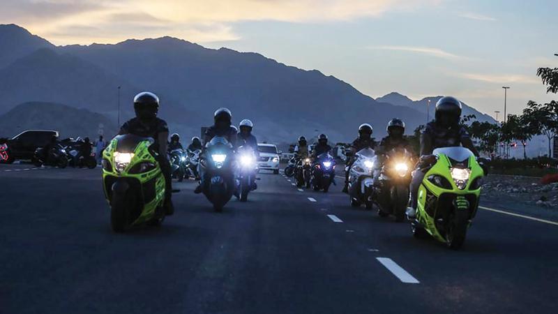 شرطة الفجيرة تعزز الوعي المروري لمستخدمي الدراجات النارية